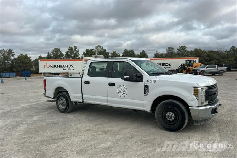 Ford F-250 XL 4x2 Crew Cab Pickup Прочие фургоны