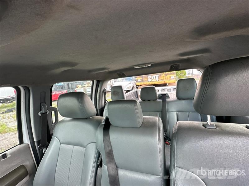 Ford F-250 XL 4x2 Crew Cab Pickup Furgoni altro