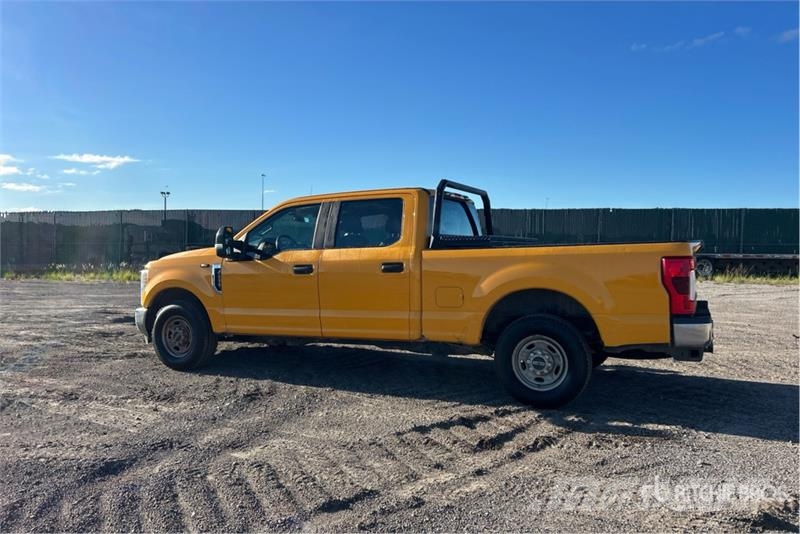 Ford F-250 XL 4x2 Crew Cab Pickup Outros