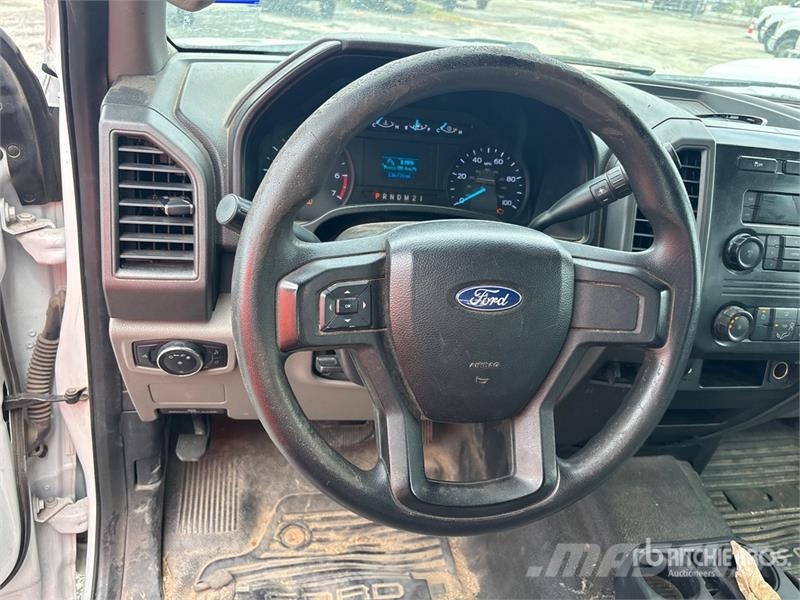 Ford F-250 XL 4x2 Crew Cab Pickup أخرى