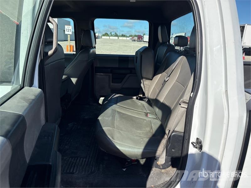 Ford F-250 XL 4x2 Crew Cab Pickup Ostalo