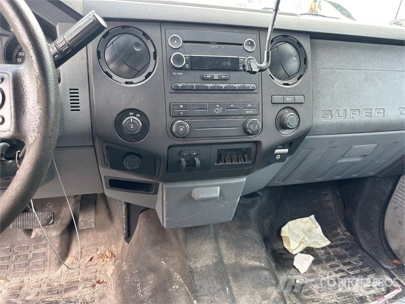 Ford F-250 XL 4x2 Crew Cab Pickup Furgoni altro