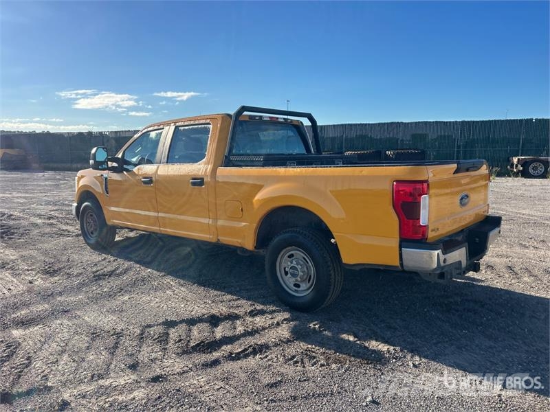 Ford F-250 XL 4x2 Crew Cab Pickup Outros