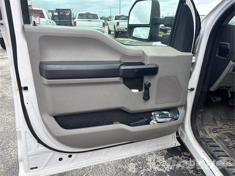 Ford F-250 XL 4x2 Crew Cab Pickup أخرى