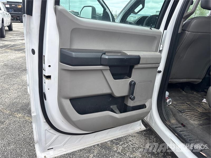 Ford F-250 XL 4x2 Crew Cab Pickup أخرى