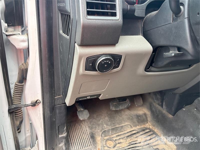 Ford F-250 XL 4x2 Crew Cab Pickup أخرى
