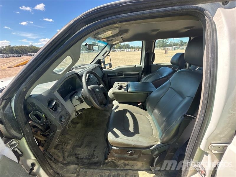 Ford F-250 XL 4x2 Crew Cab Pickup (Inoperable) Egyéb