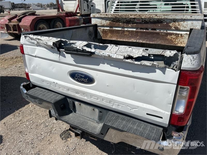 Ford F-250 XL 4x2 Crew Cab Pickup Інше