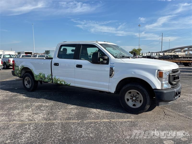 Ford F-250 XL 4x2 Crew Cab Pickup Otros