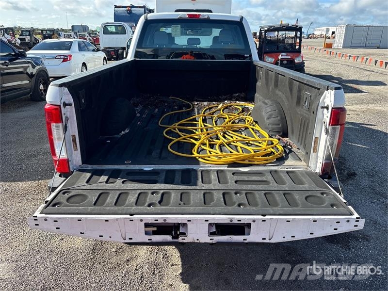 Ford F-250 XL 4x2 Crew Cab Pickup Ostalo