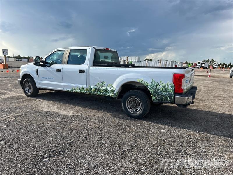 Ford F-250 XL 4x2 Crew Cab Pickup 其他