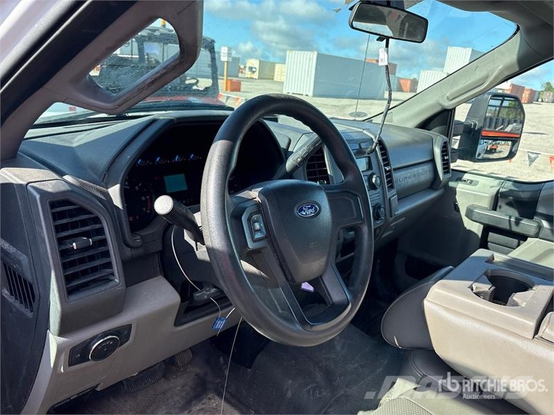 Ford F-250 XL 4x2 Crew Cab Pickup Ostalo
