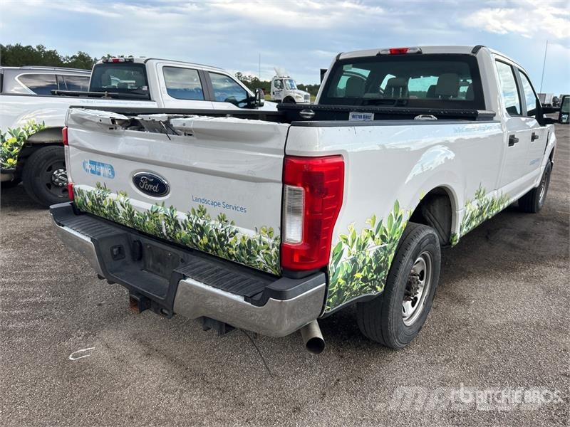 Ford F-250 XL 4x2 Crew Cab Pickup 其他