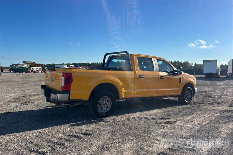 Ford F-250 XL 4x2 Crew Cab Pickup Outros