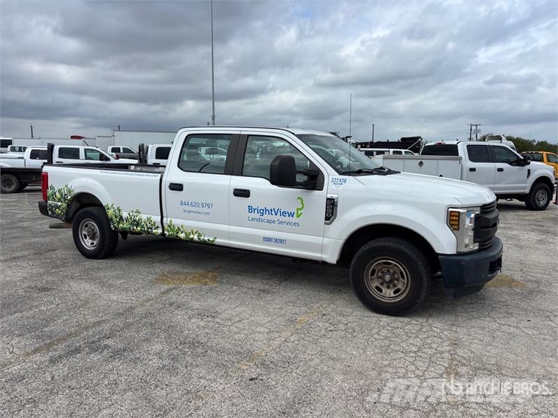 Ford F-250 XL 4x2 Crew Cab Pickup أخرى