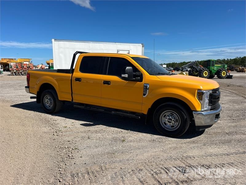 Ford F-250 XL 4x2 Crew Cab Pickup その他