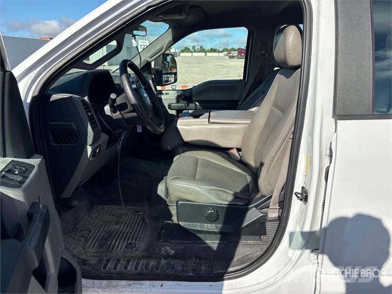 Ford F-250 XL 4x2 Crew Cab Pickup Ostalo