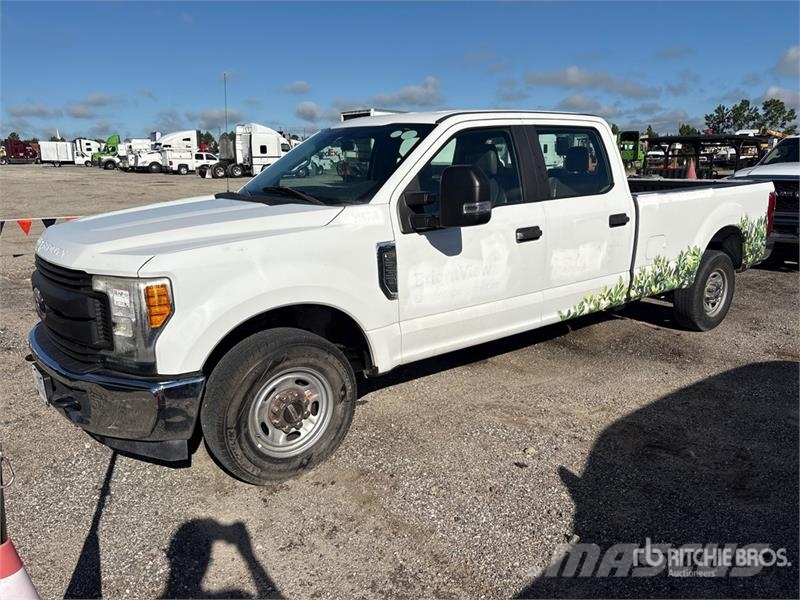 Ford F-250 XL 4x2 Crew Cab Pickup Ostalo