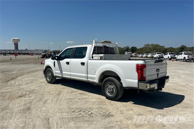 Ford F-250 XL 4x2 Crew Cab Pickup Інше