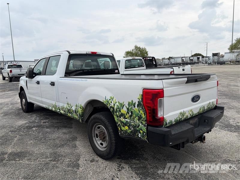 Ford F-250 XL 4x2 Crew Cab Pickup Další
