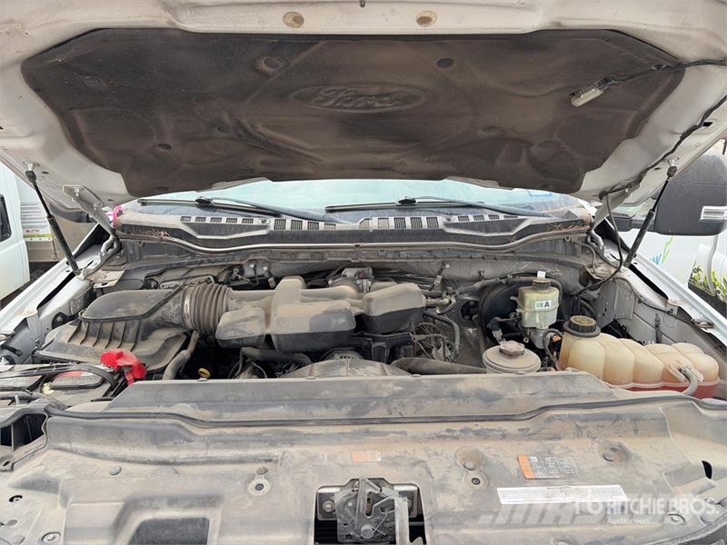Ford F-250 XL 4x2 Crew Cab Pickup (Inoperable) Інше