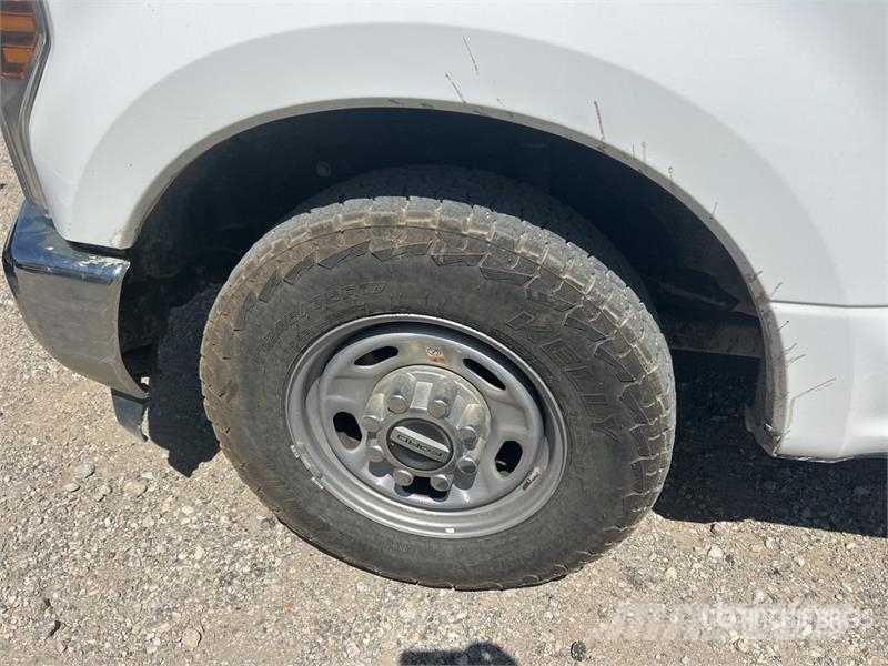 Ford F-250 XL 4x2 Crew Cab Pickup Інше