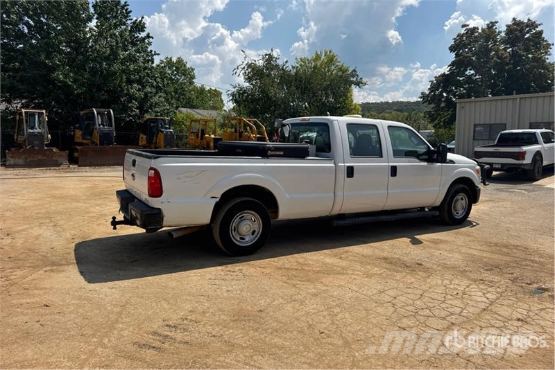 Ford F-250 XL 4x2 Crew Cab Pickup Furgoni altro