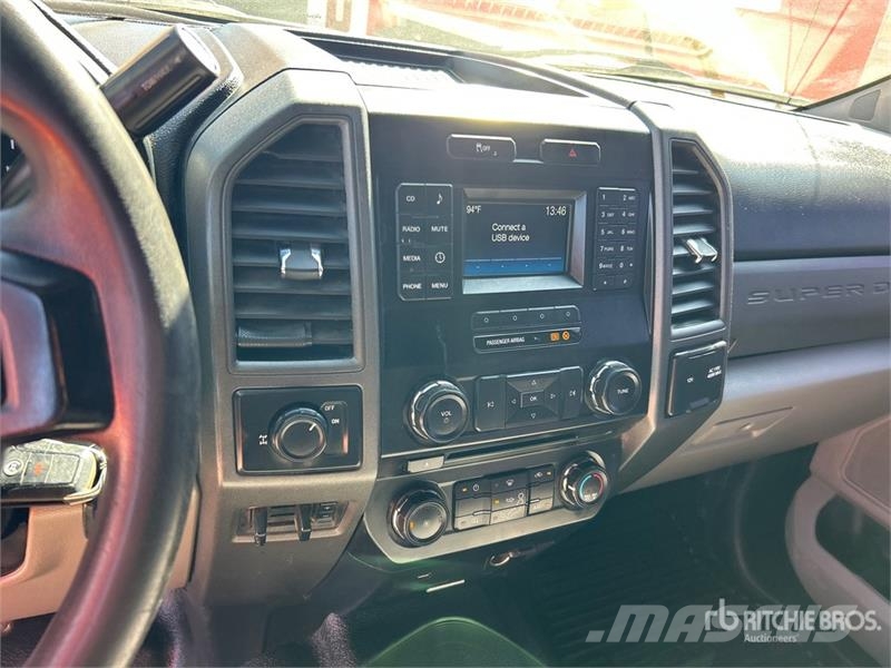 Ford F-250 XL 4x2 Crew Cab Pickup その他