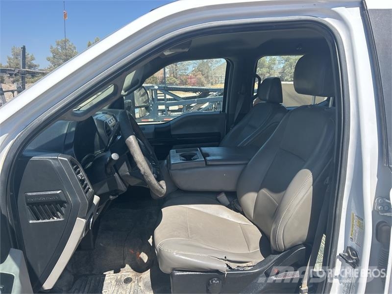 Ford F-250 XL 4x2 Crew Cab Pickup Інше