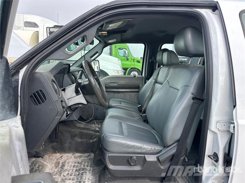 Ford F-250 XL 4x2 Crew Cab Pickup Furgoni altro