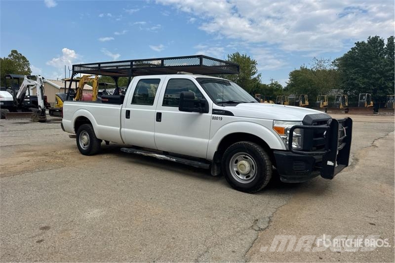 Ford F-250 XL 4x2 Crew Cab Pickup Furgoni altro
