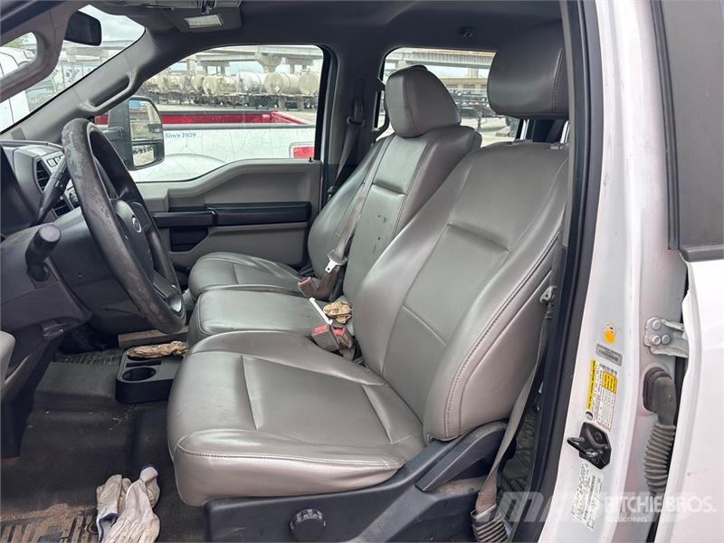 Ford F-250 XL 4x2 Crew Cab Pickup أخرى