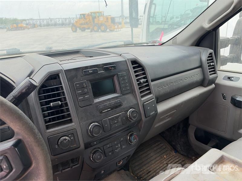 Ford F-250 XL 4x2 Crew Cab Pickup (Inoperable) Інше