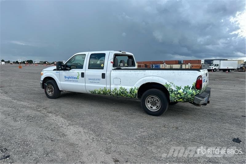 Ford F-250 XL 4x2 Crew Cab Pickup Furgoni altro