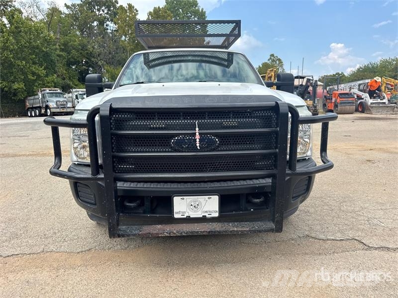Ford F-250 XL 4x2 Crew Cab Pickup Furgoni altro