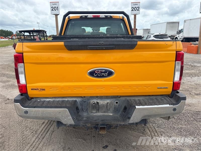 Ford F-250 XL 4x2 Crew Cab Pickup Muu