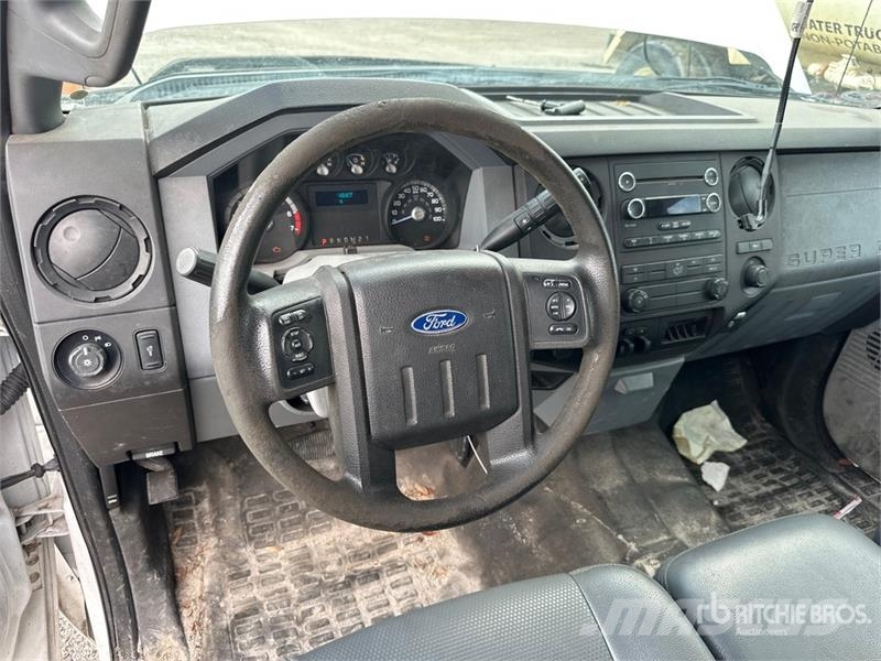 Ford F-250 XL 4x2 Crew Cab Pickup Furgoni altro