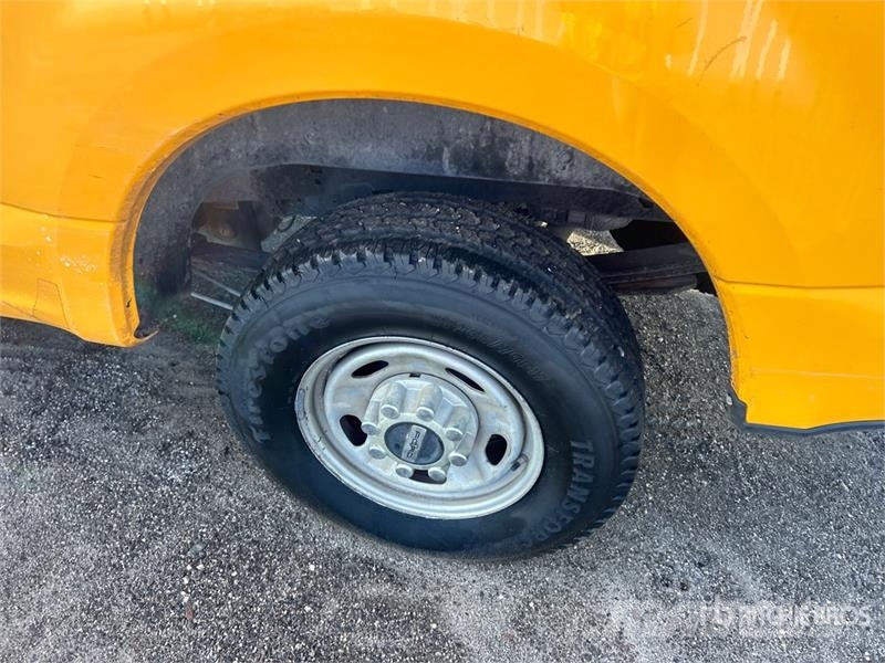Ford F-250 XL 4x2 Crew Cab Pickup Outros