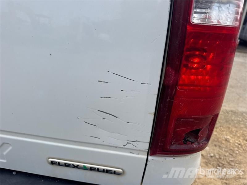 Ford F-250 XL 4x2 Crew Cab Pickup Furgoni altro
