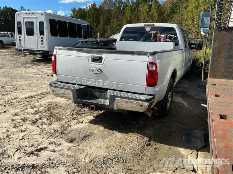 Ford F-250 XL 4x2 Crew Cab Pickup (Inoperable) Iné