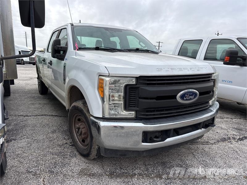 Ford F-250 XL 4x2 Crew Cab Pickup (Inoperable) Інше