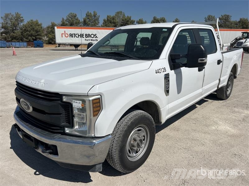 Ford F-250 XL 4x2 Crew Cab Pickup Інше
