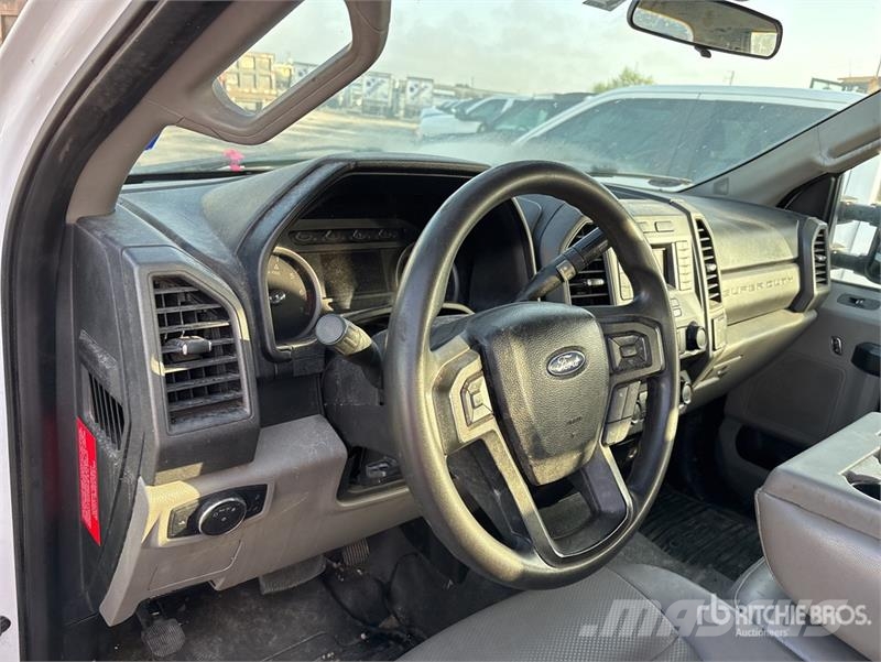 Ford F-250 XL 4x2 Crew Cab Pickup 其他