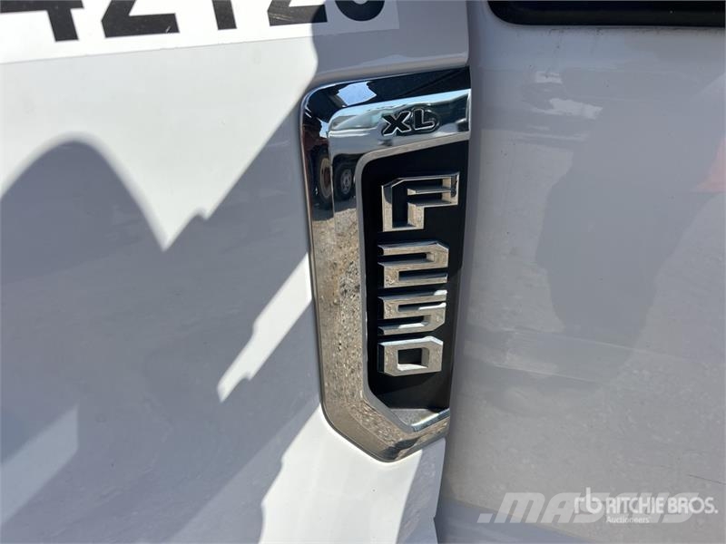 Ford F-250 XL 4x2 Crew Cab Pickup Інше