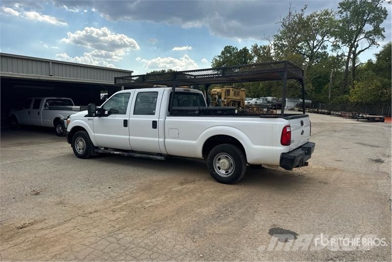 Ford F-250 XL 4x2 Crew Cab Pickup Furgoni altro