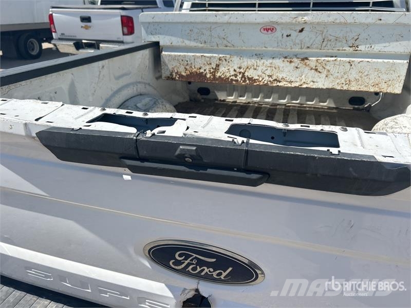 Ford F-250 XL 4x2 Crew Cab Pickup Інше