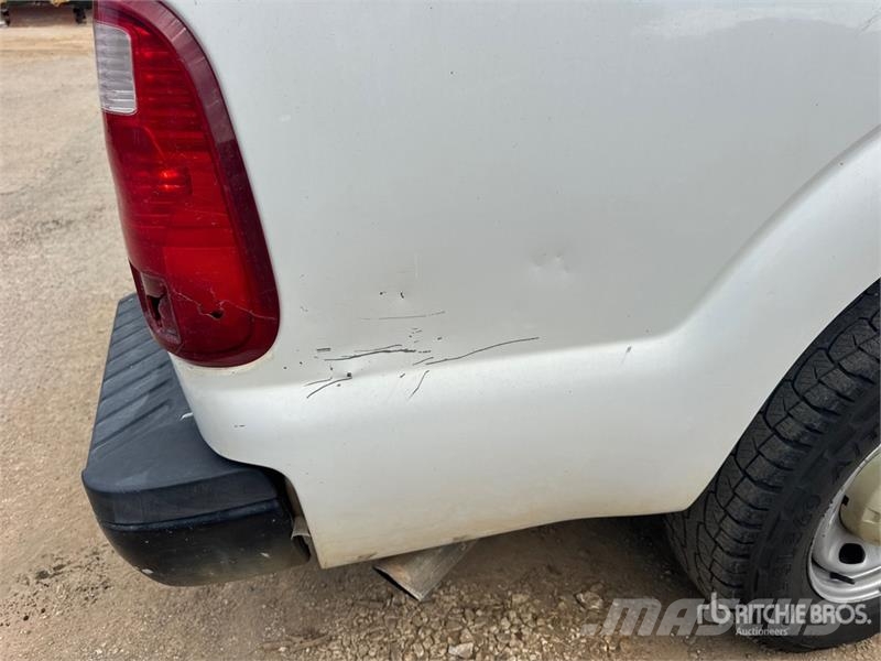 Ford F-250 XL 4x2 Crew Cab Pickup Furgoni altro