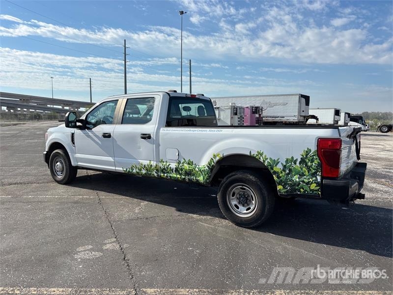 Ford F-250 XL 4x2 Crew Cab Pickup Otros