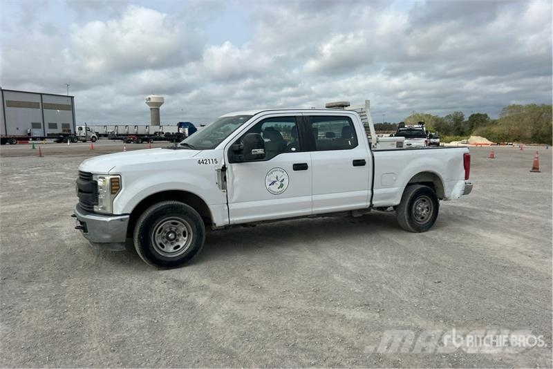Ford F-250 XL 4x2 Crew Cab Pickup Прочие фургоны