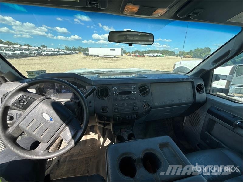 Ford F-250 XL 4x2 Crew Cab Pickup (Inoperable) Furgoni altro
